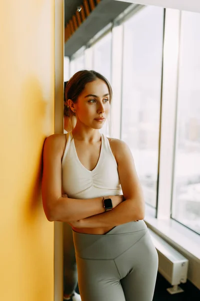 Fica Depois Treino Com Relógio Retrato Uma Menina Esportes Ginásio — Fotografia de Stock