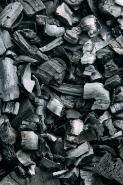 Huş ağacı kömürü dokusu makroda. Koyu kömür arka planı. Kara kömür parçaları. 