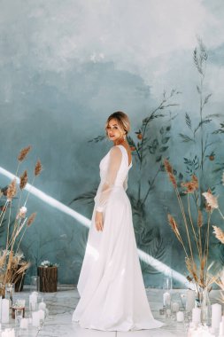 Avrupa usulü seremonide kurumuş çiçeklerin dekoru. Gelinlik giymiş güzel bir gelinin portresi.. 