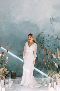 Avrupa usulü seremonide kurumuş çiçeklerin dekoru. Gelinlik giymiş güzel bir gelinin portresi.. 