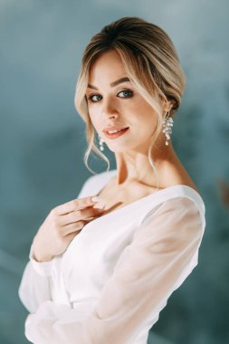 Avrupa usulü seremonide kurumuş çiçeklerin dekoru. Gelinlik giymiş güzel bir gelinin portresi.. 