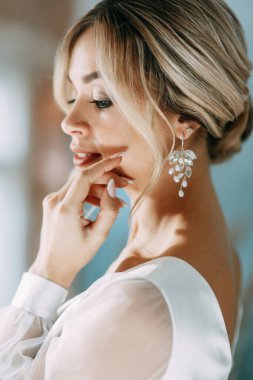 Avrupa usulü seremonide kurumuş çiçeklerin dekoru. Gelinlik giymiş güzel bir gelinin portresi.. 