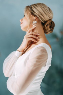 Avrupa usulü seremonide kurumuş çiçeklerin dekoru. Gelinlik giymiş güzel bir gelinin portresi.. 