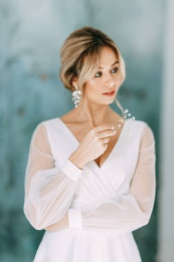 Avrupa usulü seremonide kurumuş çiçeklerin dekoru. Gelinlik giymiş güzel bir gelinin portresi.. 