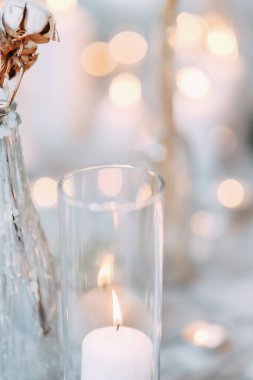 Düğünde hafif bir dekor. Bulanık bir havada mum yakmak. Yumuşak iç ışıkların arkaplanı.