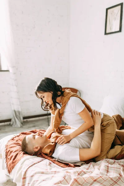 Pasangan Yang Cantik Tempat Tidur Kisah Cinta Studio Interior Bahagia — Stok Foto