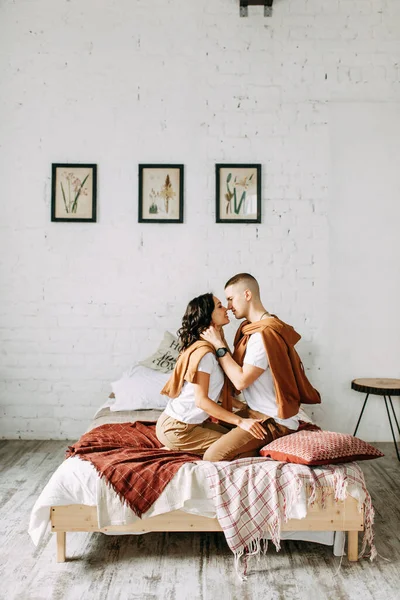 ベッドの上の美しいカップル 室内スタジオでのラブストーリー 幸せと笑いの人々 家では ベッドで楽しんで — ストック写真
