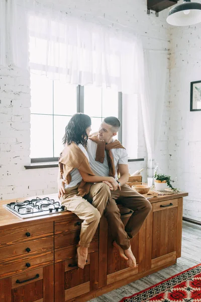 美しいカップルは食べ物を準備する 室内スタジオでのラブストーリー 幸せと笑いの人々 朝食はキッチンで提供しています — ストック写真