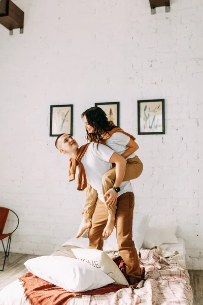 Hermosa Pareja Cama Historia Amor Estudio Interior Gente Feliz Riendo — Foto de Stock