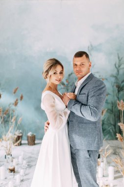 Sonbahar dekoru içinde bir düğün çifti. Odadaki güzel sanatlar tarzında bir seremoni. İç Stüdyoda düğün töreni. 