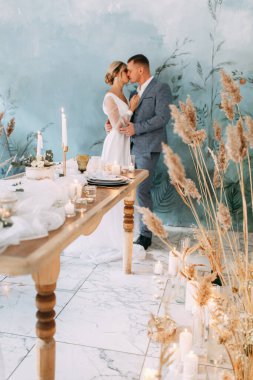 Sonbahar dekoru içinde bir düğün çifti. Odadaki güzel sanatlar tarzında bir seremoni. İç Stüdyoda düğün töreni. 