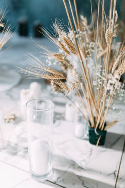 Törenin dekoru kurumuş çiçeklerden yapılmıştır. Dekorun içinde mum yakmak. Sonbahar düğün dekorasyonu. 