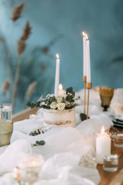 Kumaş ve kurumuş çiçeklerle sonbahar dekoru. Güzel sanatlar tarzında düğün. Mumlu düğün masası dekoru.. 