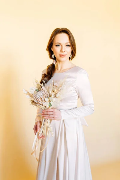 Mädchen Hochzeitskleid Minimalismus Bei Einem Hochzeitsfotoshooting Schöne Braut Studio Auf — Stockfoto