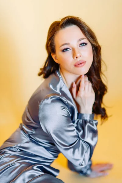 Retratos Uma Menina Vestido Noite Caro Menina Bonita Estúdio Fundo — Fotografia de Stock