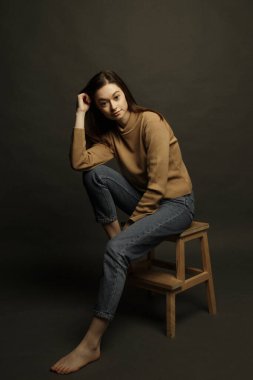 Profesyonel model ve poz. Stüdyoda siyah geçmişi olan bir kızın model testleri.. 