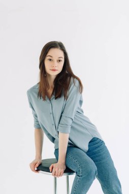 Profesyonel model ve siklonamada poz ver. Stüdyoda beyaz geçmişi olan bir kızın model testleri.. 