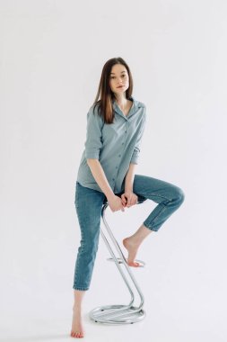 Profesyonel model ve siklonamada poz ver. Stüdyoda beyaz geçmişi olan bir kızın model testleri.. 