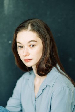 Profesyonel model ve siklonamada poz ver. Stüdyoda beyaz geçmişi olan bir kızın model testleri.. 