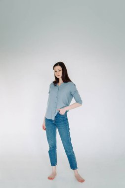 Profesyonel model ve siklonamada poz ver. Stüdyoda beyaz geçmişi olan bir kızın model testleri.. 