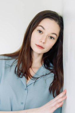 Profesyonel model ve siklonamada poz ver. Stüdyoda beyaz geçmişi olan bir kızın model testleri.. 