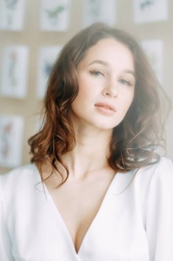 Arka planda düğün baskısı. Gelin Faynart 'ın portresi. Gelinin yatak odası elbisesi içinde olduğu sabah. Stüdyonun içi kartpostallarla dolu.. 