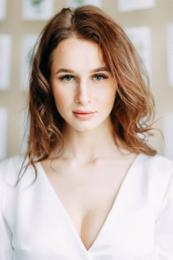 Arka planda düğün baskısı. Gelin Faynart 'ın portresi. Gelinin yatak odası elbisesi içinde olduğu sabah. Stüdyonun içi kartpostallarla dolu.. 