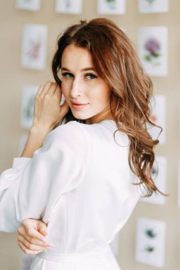 Arka planda düğün baskısı. Gelin Faynart 'ın portresi. Gelinin yatak odası elbisesi içinde olduğu sabah. Stüdyonun içi kartpostallarla dolu.. 