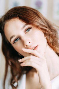 Arka planda düğün baskısı. Gelin Faynart 'ın portresi. Gelinin yatak odası elbisesi içinde olduğu sabah. Stüdyonun içi kartpostallarla dolu.. 