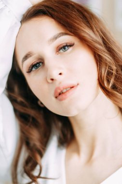 Arka planda düğün baskısı. Gelin Faynart 'ın portresi. Gelinin yatak odası elbisesi içinde olduğu sabah. Stüdyonun içi kartpostallarla dolu.. 