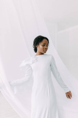 Avrupa tarzında minimal düğün serisi. Şık Afrika gelini. Beyaz düğün kavramı ve fikri. 