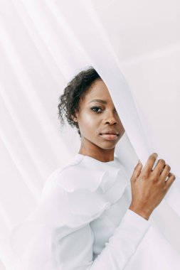 Avrupa tarzında minimal düğün serisi. Şık Afrika gelini. Beyaz düğün kavramı ve fikri. 