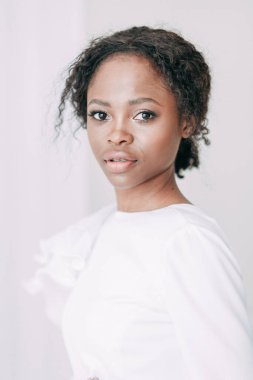 Avrupa tarzında minimal düğün serisi. Şık Afrika gelini. Beyaz düğün kavramı ve fikri. 