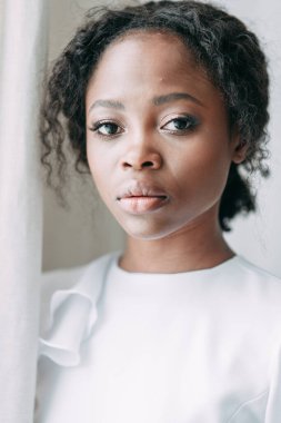 Avrupa tarzında minimal düğün serisi. Şık Afrika gelini. Beyaz düğün kavramı ve fikri. 