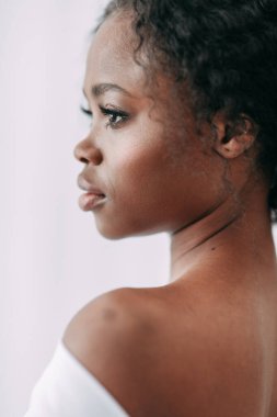 Avrupa tarzında minimal düğün serisi. Şık Afrika gelini. Beyaz düğün kavramı ve fikri. 