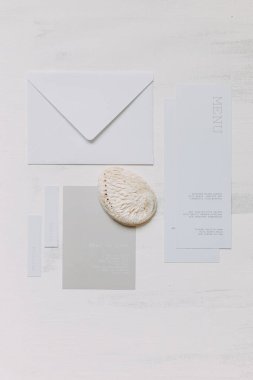  Beyaz arka planda düğün kaligrafisi. White Flatley düğün davetiyeleri. Yazdırma için denizci fikri.