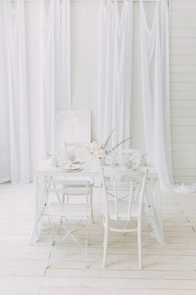 Stampa Corallo Bianco Interno Leggero Della Foto Studio Tavolo Sposa — Foto Stock