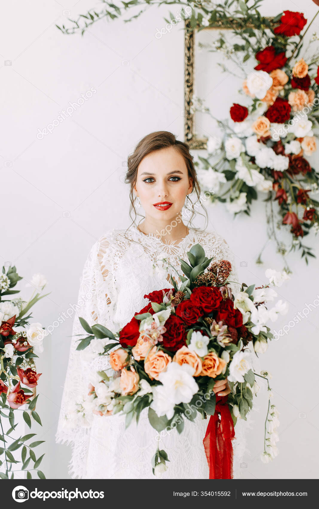 vestido de noiva com rosas vermelhas