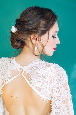 Bir kızda düğün eğilimi imajı. Avrupa tarzında güzel bir tören. Gelinin portresi güzel sanatlar tarzında. 