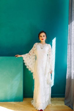 Bir kızda düğün eğilimi imajı. Avrupa tarzında güzel bir tören. Gelinin portresi güzel sanatlar tarzında. 