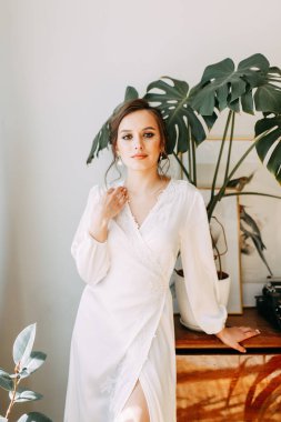 Bir kızda düğün eğilimi imajı. Avrupa tarzı tropikal dekor. Gelinin portresi güzel sanatlar tarzında. 