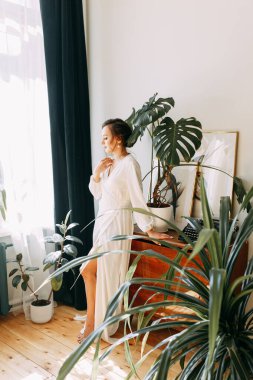 Bir kızda düğün eğilimi imajı. Avrupa tarzı tropikal dekor. Gelinin portresi güzel sanatlar tarzında. 