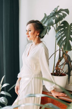 Bir kızda düğün eğilimi imajı. Avrupa tarzı tropikal dekor. Gelinin portresi güzel sanatlar tarzında. 