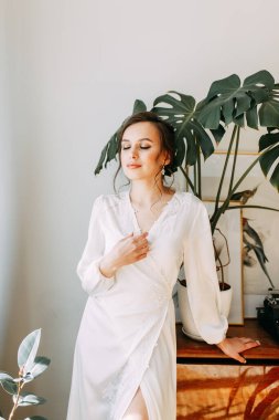 Bir kızda düğün eğilimi imajı. Avrupa tarzı tropikal dekor. Gelinin portresi güzel sanatlar tarzında. 