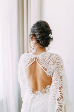  Kırmızı güllerle seremoninin dekorasyonu. Gelinin portresi güzel sanatlar tarzında. Kızın üzerindeki dantelli gelinlik..