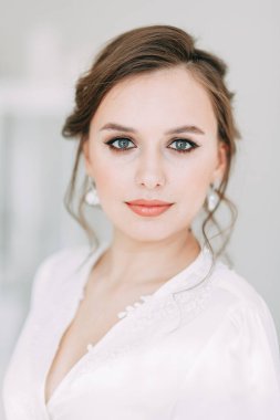  Kırmızı güllerle seremoninin dekorasyonu. Gelinin portresi güzel sanatlar tarzında. Kızın üzerindeki dantelli gelinlik..