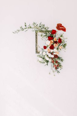 Şık bir düğün töreni süsü. Kemerin süslemesi kırmızı güller ve düğün çiçekçisi. Düğün buketlerindeki modern trendler. 