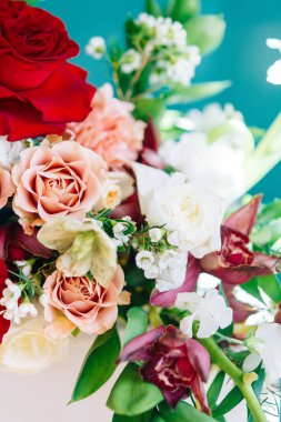 Şık bir düğün töreni süsü. Kemerin süslemesi kırmızı güller ve düğün çiçekçisi. Düğün buketlerindeki modern trendler. 