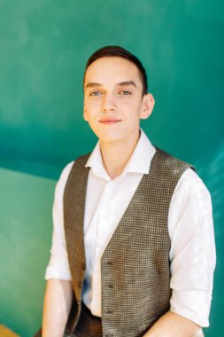 Düğün merasimine hazırlanıyorum. Damadın güzel sanatlar tarzındaki hazırlıkları. İç stüdyodaki damadın portresi.. 