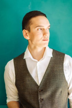 Düğün merasimine hazırlanıyorum. Damadın güzel sanatlar tarzındaki hazırlıkları. İç stüdyodaki damadın portresi.. 